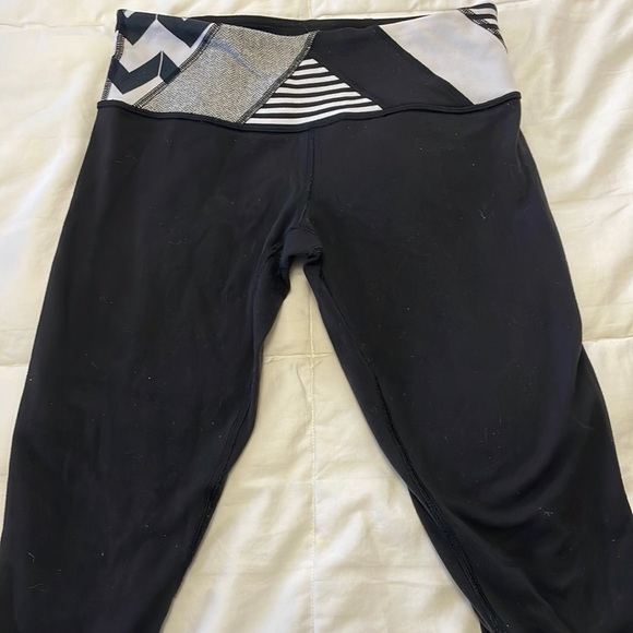very old lululemon leggings, size 4. reversible and cropped. - Picture 1 of 7